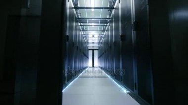 Kamera açılış Sürgülü Kapılar büyük Modern veri merkezine taşır. Satır raf sunucuları Flash Led ışıkları ile çalışma.