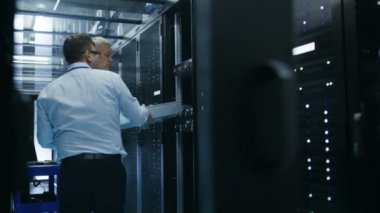 İki sunucu teknisyen Server rafa donanımı yükleyin. Onlar büyük Modern veri merkezinde çalışan.