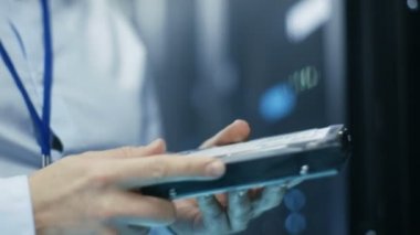 Tam veri çalışma o mühendis yükler sabit sürücüsüne Server raf merkez. Detaylı ve teknik olarak doğru görüntüleri.