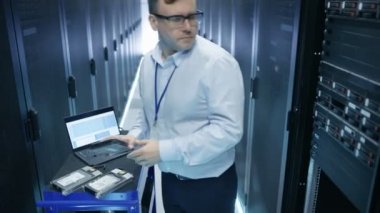 Bu mühendis alarak sabit diskler Crash Cart ve onları raf tipi sunucu yükleme kapalı. Veri merkezinde çalışıyor. Ayrıca dizüstü bilgisayar kullanır.