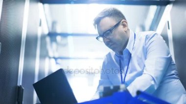 Veri Merkezi sunucu teknisyen eserlerinde Crash Cart laptop. Biz sunucu rafları bkz: satır ve kabine açık olduğunu.