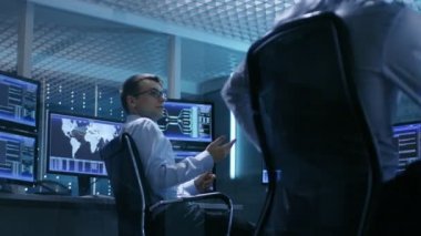 Teknik moderatörlerin ekip tartışma var oda izleme. Sistem kontrol odası çalışma görünümlerini dolu.