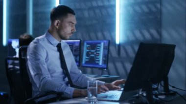 Profesyonel teknik denetleyicisi iş istasyonlarında meslektaşları ile. Onlar oda çok göstermek onları çevreleyen ile izleme.