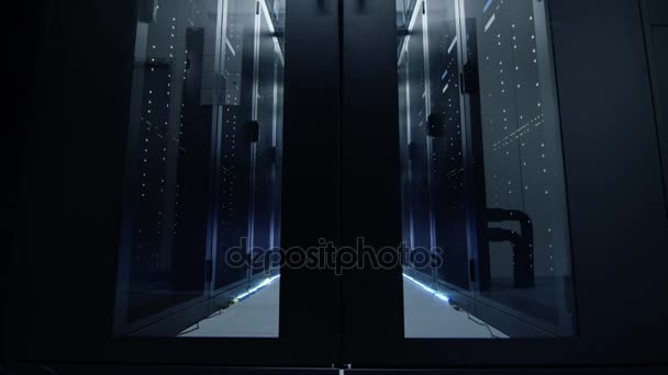 A câmera se move através da abertura de portas para o data center. Os servidores de rack são ultra modernos e lit por luzes LED . — Vídeo de Stock
