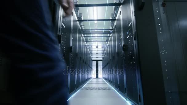 Διακομιστή μηχανικός στο Data Center βόλτες με συρόμενες πόρτες και ανοίγει διακομιστή Rack ερμάριο. — Αρχείο Βίντεο