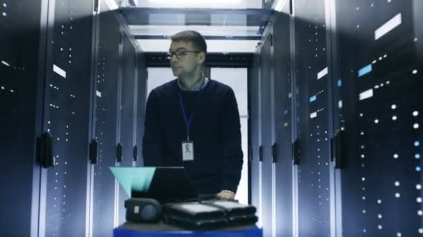 Παρακάτω στιγμιότυπο του διακομιστή μηχανικός πιέζει Crash Cart με Laptop, σκληρούς δίσκους και υλικού μέσω του κέντρου δεδομένων. Περπατά κατά μήκος σειρές από ράφια Server. — Αρχείο Βίντεο