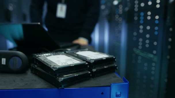 V datových Center to technik tlačí vozík s různými hardwaru a Laptop na něm. — Stock video
