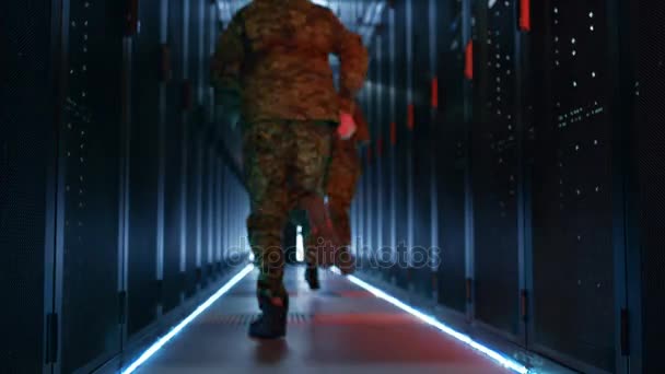 Trygghetslarm med Blottare utlöses i datacenter. Två militära män kör i korridoren full av serverrack. — Stockvideo