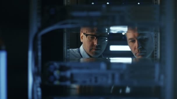 In datacenter twee technici van de Server de extra Hardware in Server Rack installeren. — Stockvideo