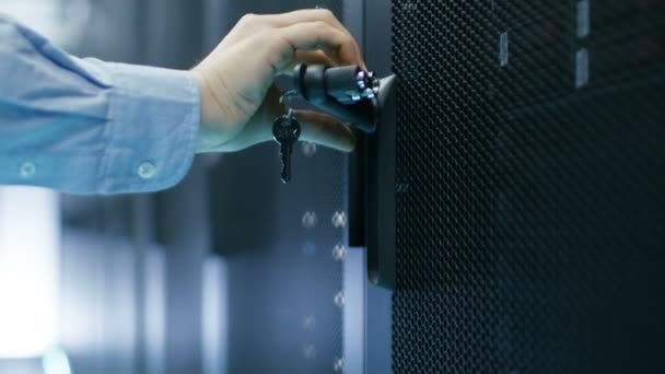 In datacenter Man sluit Server Rack kabinetsdeuren en bladeren. — Stockvideo