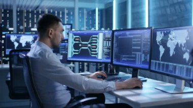 Sistem kontrol merkezi çalışma sistemi güvenlik sorumlusu. Tam ekran görüntüleme çeşitli bilgi odam. Meslektaşları ile düşüncelerini paylaşır.