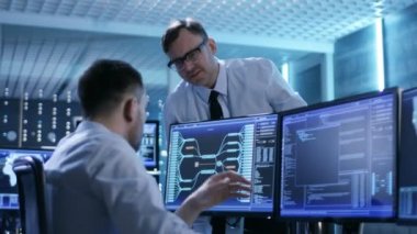 Sistem kontrolü ortasında teknik destek ekibi kulaklık yardımıyla talimat verir.. 