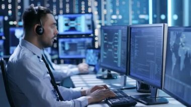 Sistem kontrolü ortasında teknik destek ekibi kulaklık yardımıyla talimat verir. Tam görüntüler çeşitli verilerle üzerlerine odam.