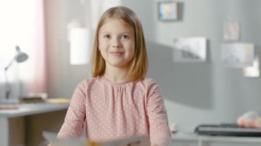 Sevimli genç kız gösterir çizim mutlu ailesi eğlenceli. Anne, baba ve Holding ellerinin üzerinde çizim.