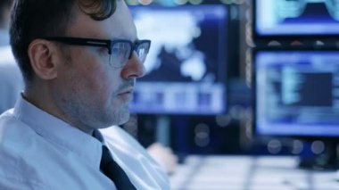 Sistem kontrol merkezi takımı teknisyenleri İzleyicisi Sistem kararlılık. Yakın çekim yüz görüntüleri. Olası hava trafiği / güç bitki / güvenlik Oda Tema.