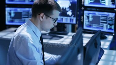 Oda sistem mühendisleri kendi iş istasyonunda çalışan izleme. Birden çok ekran çeşitli bilgiler görüntüler.