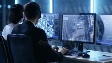 Hükümet ajansı sistemi gözetim Merkezi çalışanları izleme suçluyla yardım Gps. oda tam görüntüler çeşitli verilerle üzerlerine mevcuttur.