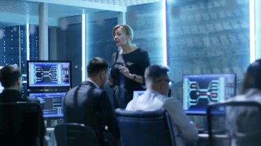 Kadın yönetici bilgilendirme devlet gözetim Kurumu onun çalışanları için yapar. Tam, bilgisayar donanım ve görüntüler ile çeşitli bilgi gösterildiği üzerlerine odam.