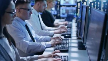 Dolly mühendisleri Oda izleme kendi bilgisayarlarında çalışan bir kadeh. Odaya çeşitli veri ve bilgi ile birçok ekranlardır.