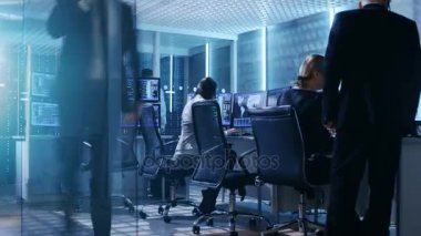 Devlet sistemi kontrolü hızlandırılmış görüntüleri Merkezi profesyonel dolu. Onlar kendi iş istasyonları iş ve etkileşim ile her diğer. Oda ekranlarında gösterilen çeşitli veriler ile birden çok ekran vardır.