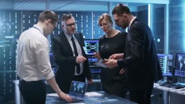Oda izleme yapıcı tartışma hükümet yetkilileri ekibimiz var. Adam tutar Tablet, Laptop masada gördüm. Bilgisayar animasyonlu ekran var.