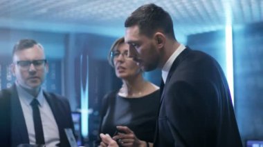 Şef Mühendis var acil toplantı sistem denetimleri Merkezi ekibi. Onlar Tablet bilgisayardaki verilere bakın ve bu analiz. Odada bulunan bilgisayarlar çeşitli bilgi ekranları var.