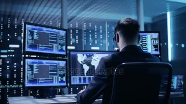 Arkadan görünüşü teknik denetleyicisi / operatör çalışma onun iş istasyonunda birden çok ekran ile. Olası santral / Havaalanı dağıtıcı / baraj işçi / hükümet gözetim / uzay programı