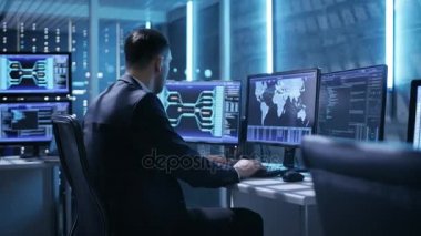 Teknik denetleyicisi / operatör çalışma birden çok ekranı ile iş istasyonları arasında. Olası santral / Havaalanı dağıtıcı / baraj işçi / hükümet gözetim / uzay programı