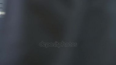 Modern bir laboratuarda iki bilim adamları deneyler. Baş araştırma bilim asistanı için mikroskop içinde gördüğü sonuçları belirler.