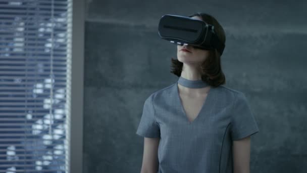 Şık genç kadın kullandığı sanal gerçeklik kulaklık. Baş mühendis yeni bir umut verici yazılım şirketi için bu bir kız. — Stok video