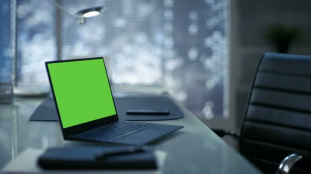 Notebook s obrazovkou zelené Mock-up leží na stůl moderní minimalistické kancelář. — Stock video