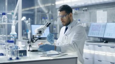 Bir modern laboratuvar gıda bilim adamı domates bir şırınga ile enjekte eder. Bu sebze genetik bir değişiklik gibi çalışıyor: tat zenginleştirme, parazit / soğuk direnç.