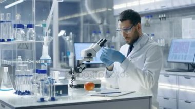 Bir modern laboratuvar gıda bilim adamı domates bir şırınga ile enjekte eder. Bu sebze genetik bir değişiklik gibi çalışıyor: tat zenginleştirme, parazit / soğuk direnç.