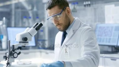 Bir modern laboratuvar gıda bilim adamı domates bir şırınga ile enjekte eder. Bu sebze bir genetik değişiklik çalışıyor: tat zenginleştirme, parazit / soğuk direnç.