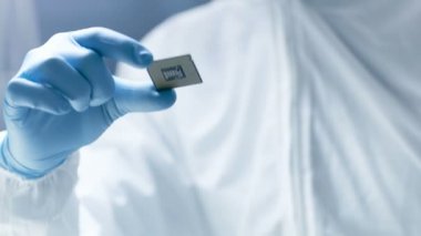 Bu steril Coverall tutan mikro yongasında eldiven ve Examines ile Ultra Modern elektronik üretim fabrikası tasarım mühendisi.