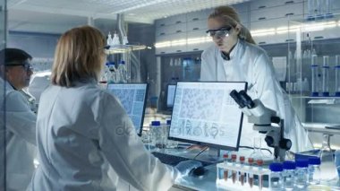 Modern laboratuvar son sınıfta kadın bilim adamı genç kadın Yardımcısı ile çalışma anlatılmaktadır. Laboratuvar bilgisayar, şişeler ve diğer teknoloji yüksek teknoloji bilimsel analiz için vardır. 