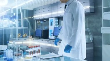 Yeni bir laboratuvar parlak genç bilim adamı onun masada oturur ve yeni harika bilimsel keşifler üzerinde çalışmaya başlar. Tam gelişmiş teknoloji, Züccaciye, girdap Mikser çalışıyor içinde belgili tanımlık geçmiş laboratuvar.