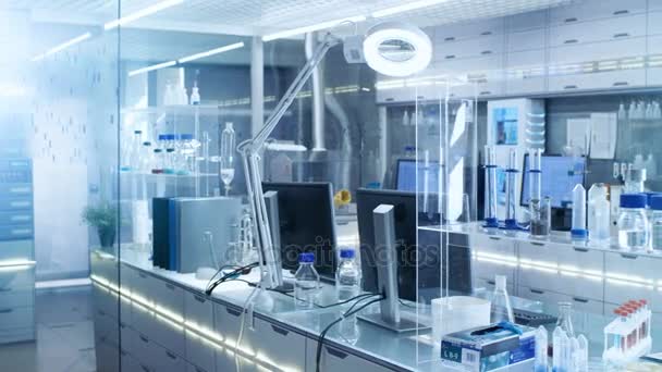 Bright en Ultra moderne High-Tech laboratorium vol met geavanceerde technologische wonderen, Computers, Machines analyseren, reageerbuizen en bekers. — Stockvideo