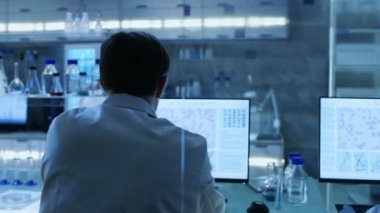 Kamera çekim, yüksek teknoloji Ultra Modern laboratuvar bilim adamları iletken ile deneyler taşıyarak, mikroskop ve kimyasal karıştırma altında madde bakarak bilgisayarlarda çalışma.