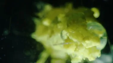 Sarı mürekkep siyah su tankına ateş eder..