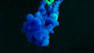 Yeşil ve mavi boya karışımları Tanker tam bir siyah su böylece oluşturma Psychodelic formları değişen.