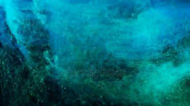 Gizemli mavi, yeşil, Neon mantar gibi formlar siyah su tankının içinde oluşturulan bir kasırga Mix.