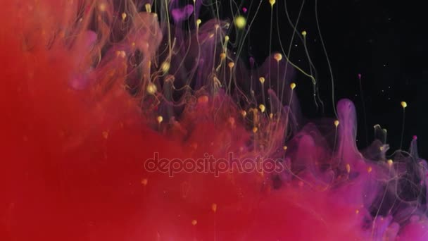 Inchiostro rosso, giallo e rosa galleggia su sfondo nero. Assunzione di forme surrealistiche cosmiche . — Video Stock