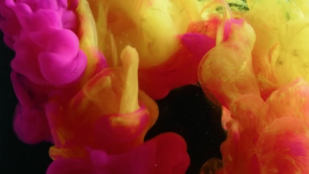 Forma Deslocando Tinta Amarela e Rosa Preenche Espaço Preto . — Vídeo de Stock