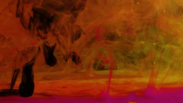 Галактика жовтий, оранжевий і рожевий фігури вторглися чорну фарбу. — стокове відео