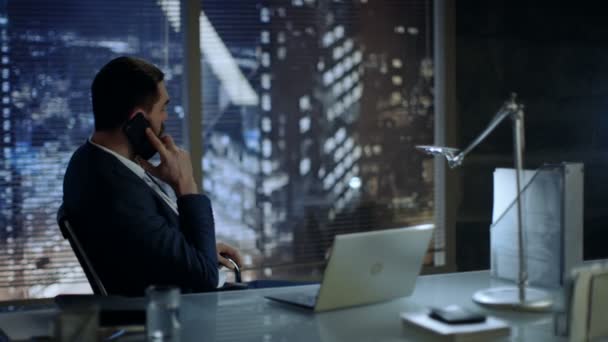 큰 도시 전망 그의 사무실에 전화에 얘기 하는 그의 책상에 앉아 사업. — 비디오