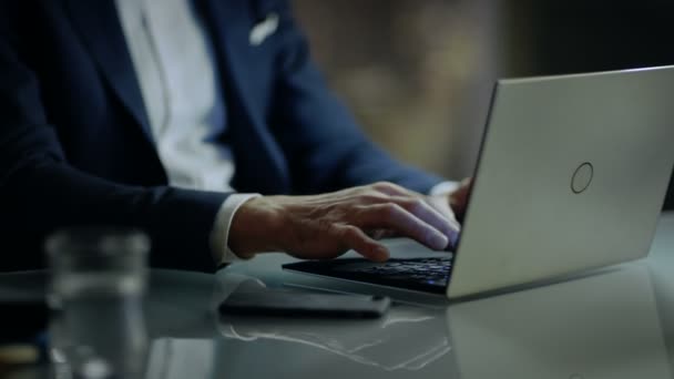 Podnikatel pracuje na notebooku ve své soukromé ordinaci velkoměsta okno zobrazení. — Stock video