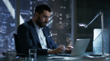 Bir dizüstü bilgisayarda özel Office işadamı çalışmalarında gece geç saatlerde. Uluslararası büyük sözleşme kazanarak başarılı oldu. Çok mutlu. 