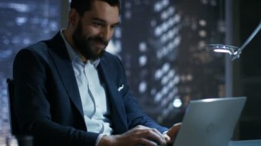 Bir dizüstü bilgisayarda özel Office işadamı çalışmalarında gece geç saatlerde. Uluslararası büyük sözleşme kazanarak başarılı oldu. Çok mutlu. 