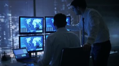 Gece geç saatlerde ofis bina güvenlik servis adamları var tartışma dikkatle gözlemleyerek monitörlerle konumu hassas bilgi gösterildiği onlara süre. 
